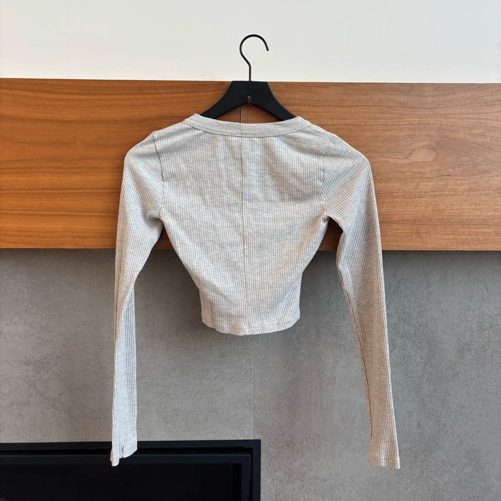 Reformation Gray Ribbed Long Sleeve Crop Top, Size XS - Picture 7 of 7